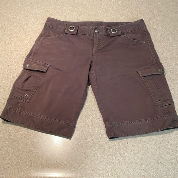 Athleta Bermuda Length Cargo Shorts, size 8 - Picture 1 of 4